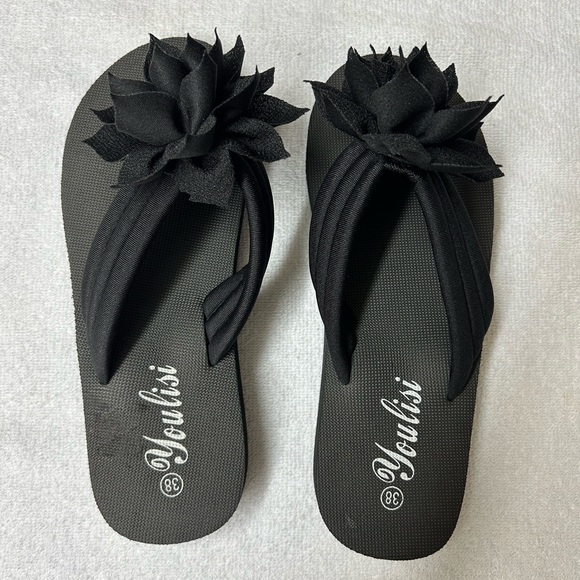 NEW! Black Floral Women's Sandals Size 8 - Picture 2 of 4